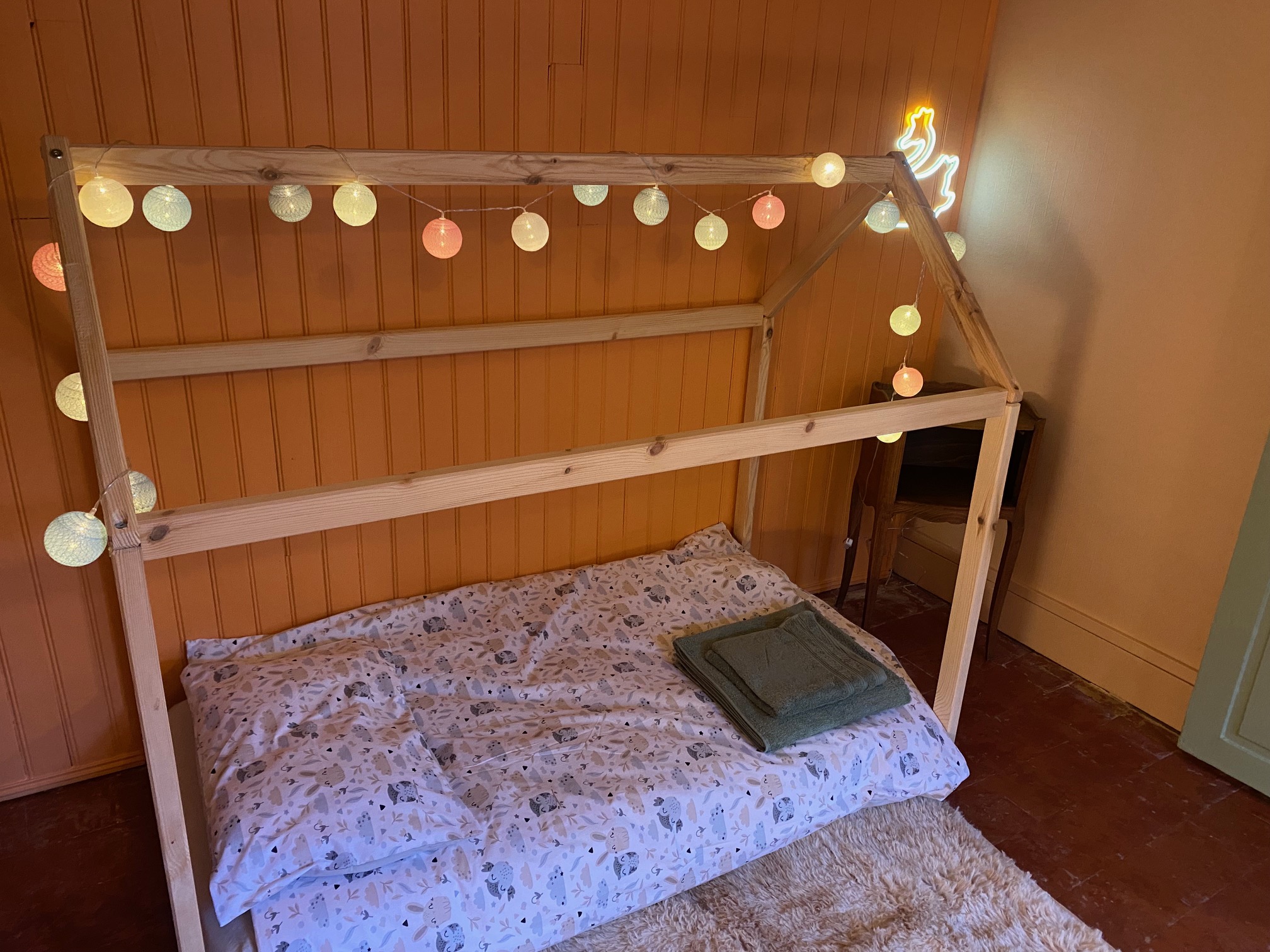Photo du lit enfant 70x190 du gîte "Le Doux Douillet", location à Saint Aignan