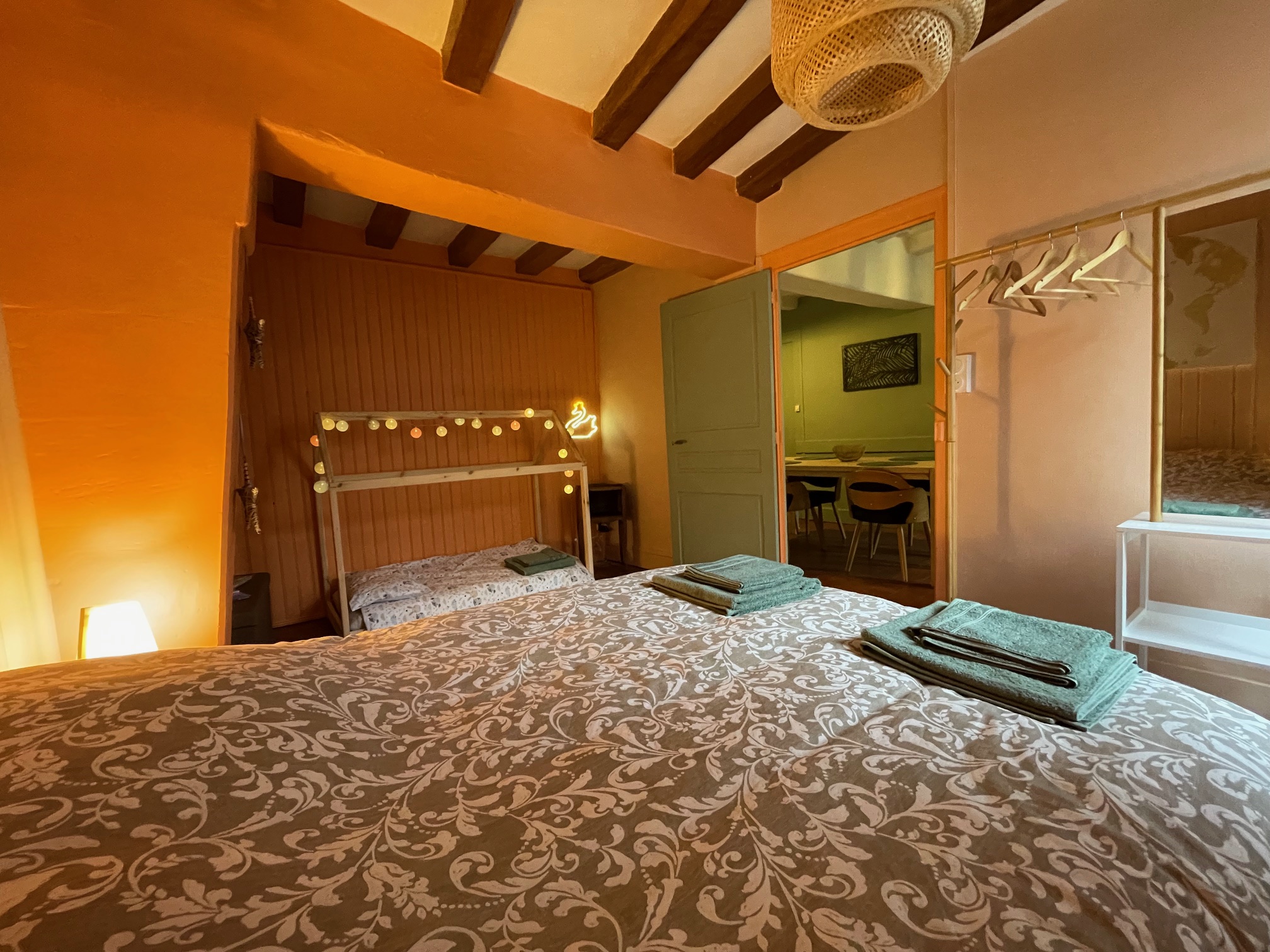 Photo de la chambre du gîte "Le Doux Douillet" à Saint-Aignan, proche du zoo de Beauval