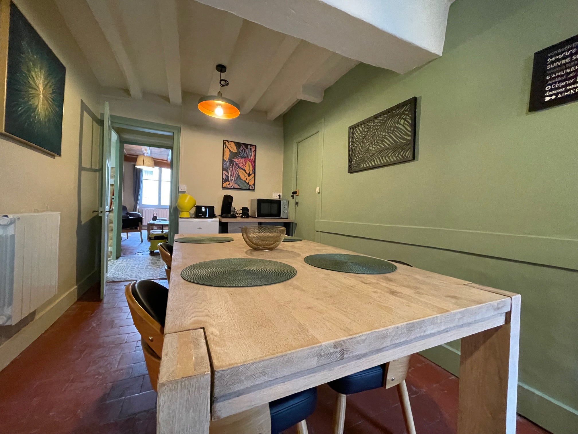 Photo de la table à manger du gîte "Le Doux Douillet"