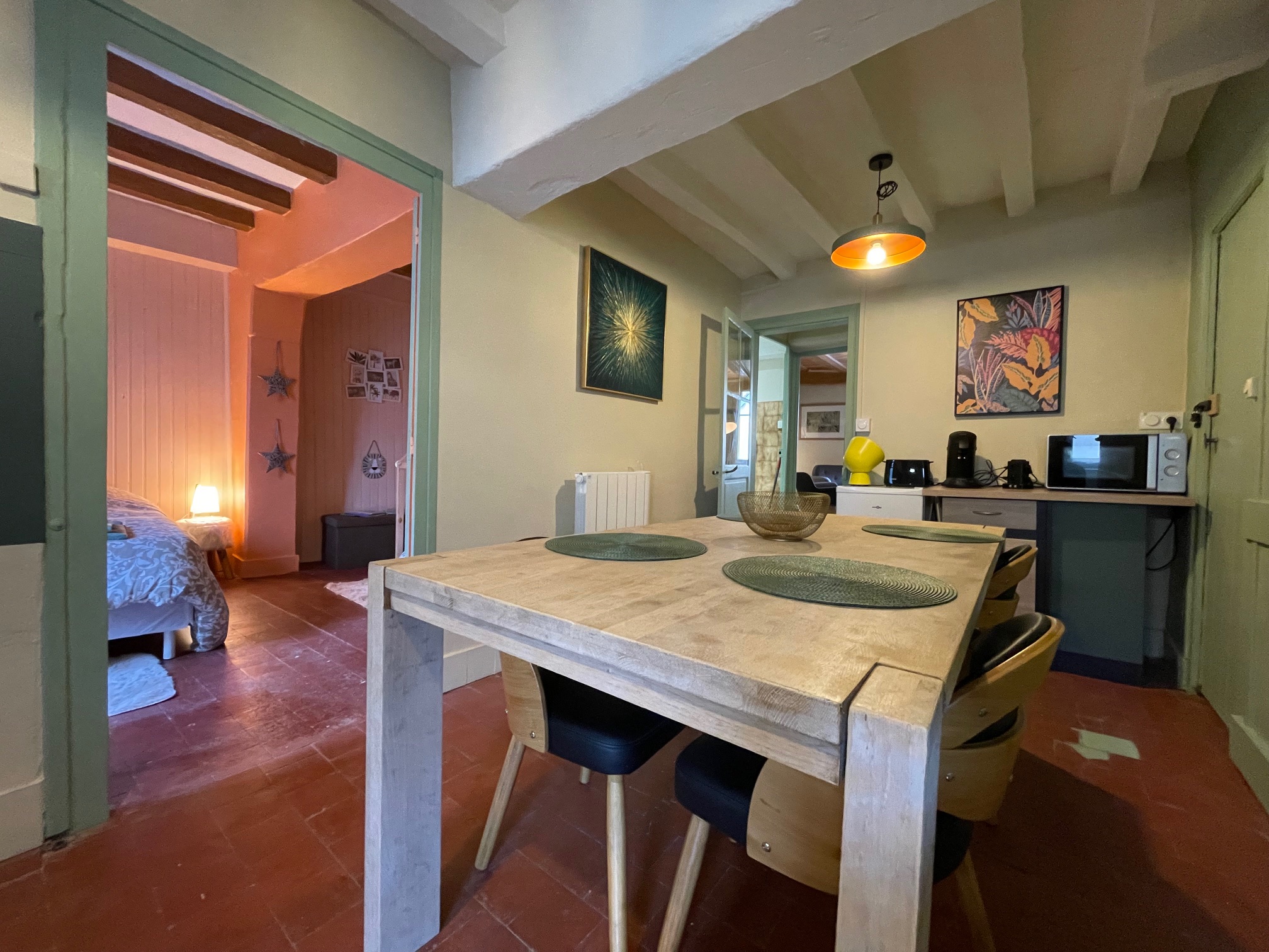 Photo de la table à manger et de la cuisine du gîte "Le Doux Douillet", proche du Zoo de Beauval