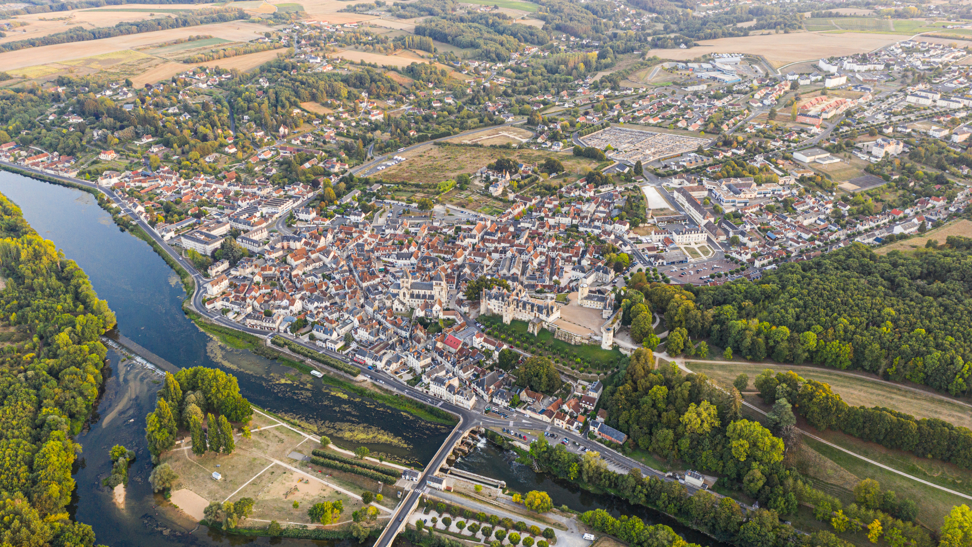 Vue aérienne de la ville de Saint-Aignan et du Cher, 41