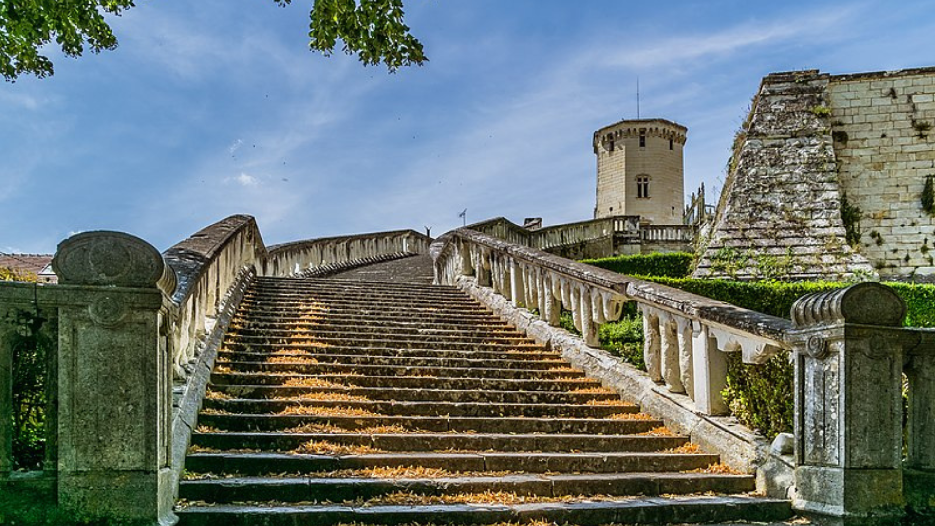 Extérieur et escaliers du château de Saint Aignan, 41, France